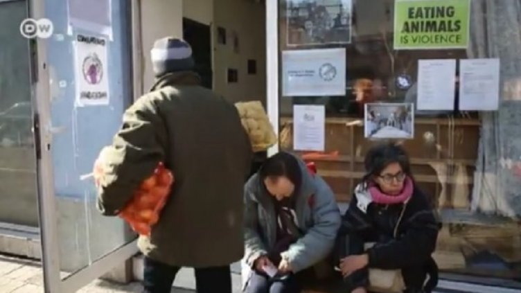 Храна, а не война: Социалната кухня, в която учат на добрина