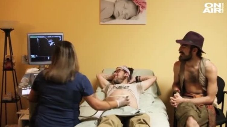 Невероятно, но факт! Мъж, бил жена, роди син на приятеля си!