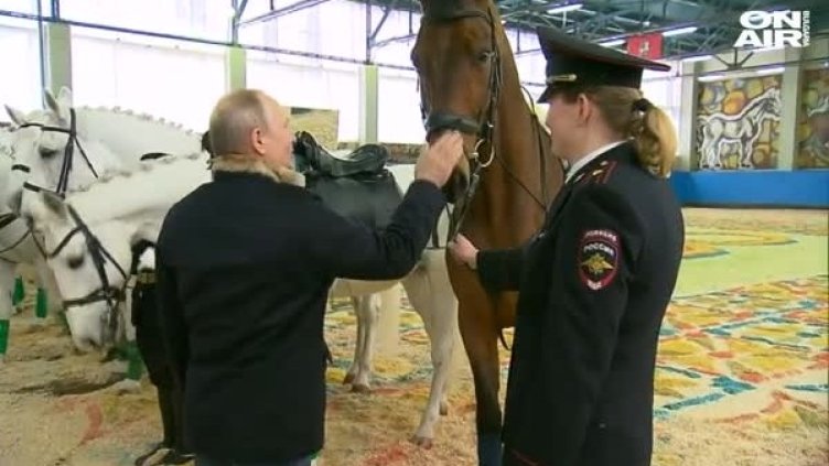 Путин яхна кон, изненада жени полицаи за 8 март