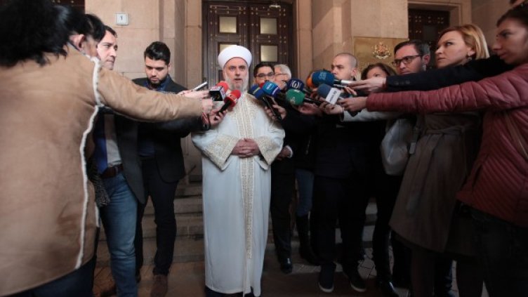 Владиката от едната страна, ходжата от другата... Няма сделки с вярата!