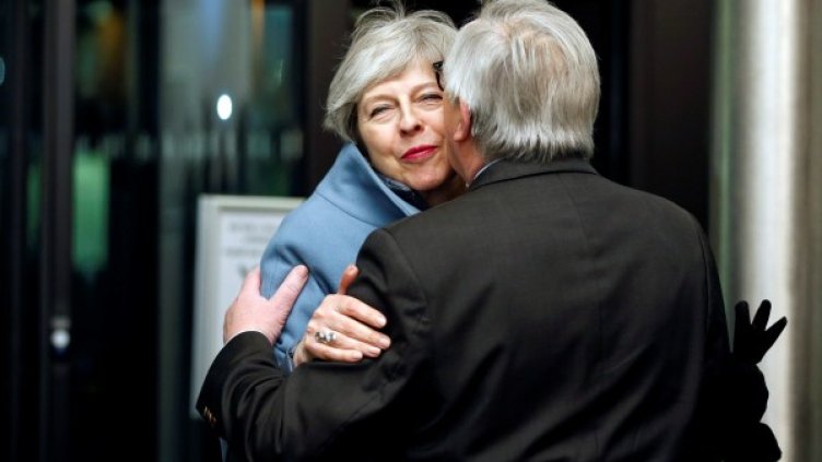 Юнкер посреща Тереза Мей. Снимка: БТА