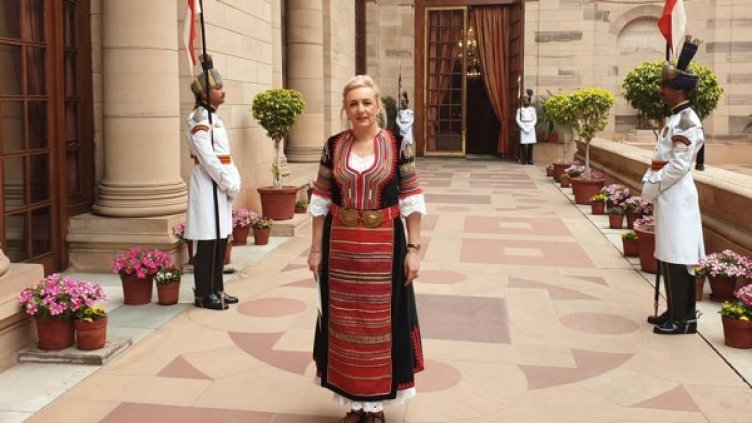 Посланичката ни в Индия &ndash; с прелестна народна носия