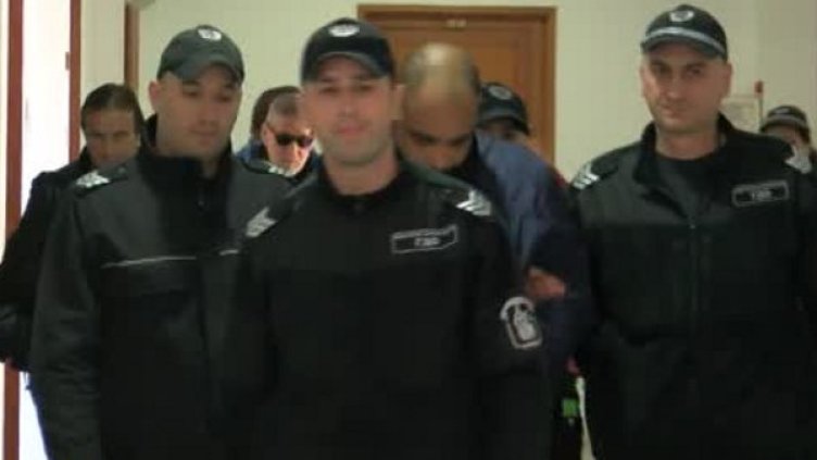 Англичанинът с 53 самоличности остава зад решетките