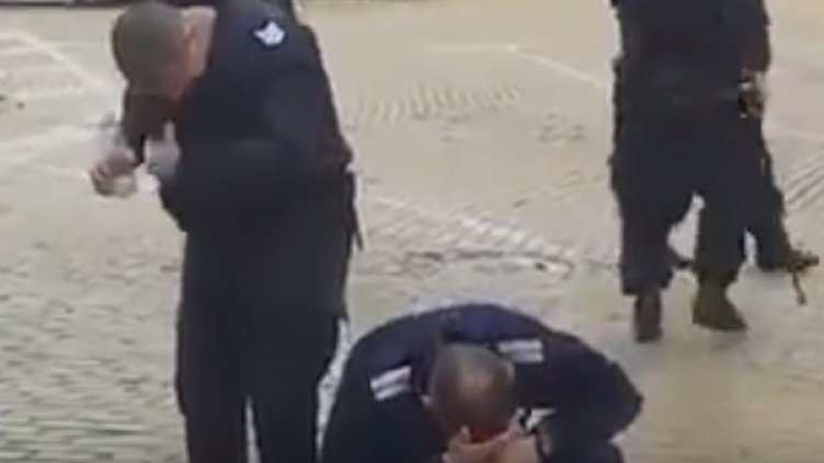 Полицаи се самообгазиха на протест в София