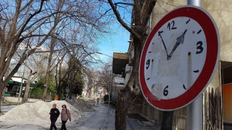 Варненец превърна пътен знак в часовник