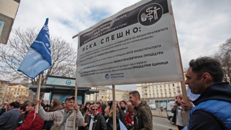 Медсестрите опънаха палатки, ще протестират всеки ден 