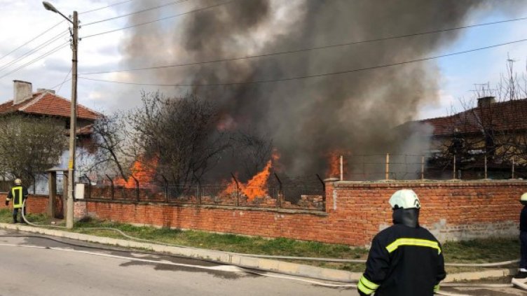 Пламна къща в Харманли, няма пострадали