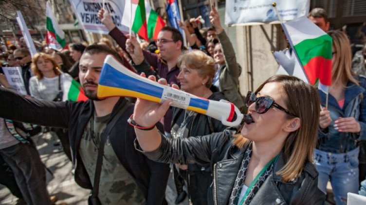 Фелдшери опънаха палатките до медсестрите в София