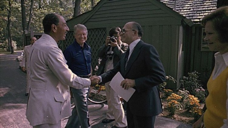 Анвар Садат и Менахем Бегин пристигат за среща в Камп Дейвид, посрещнати от Джими и Розалин Картър. Снимка: Reuters, архив