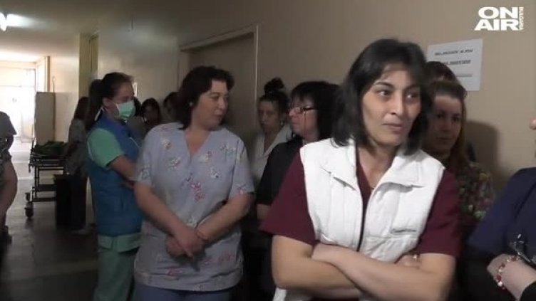 Медицински сестри протестираха пред кабинета на директора