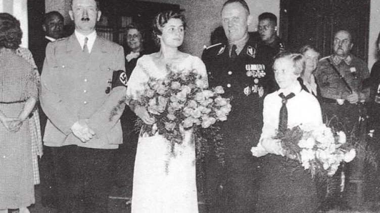 Адолф Хитлер на сватбата на Ханс Баур. Снимка: Mediadrumimages/DailyMail