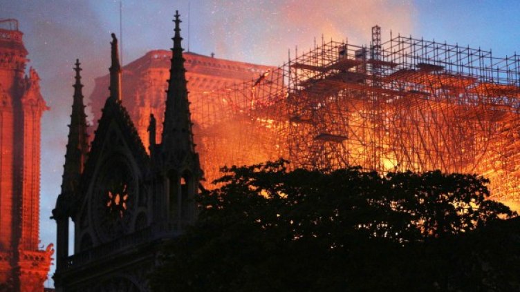 Светът е шокиран от пожара в парижката катедрала Нотр Дам