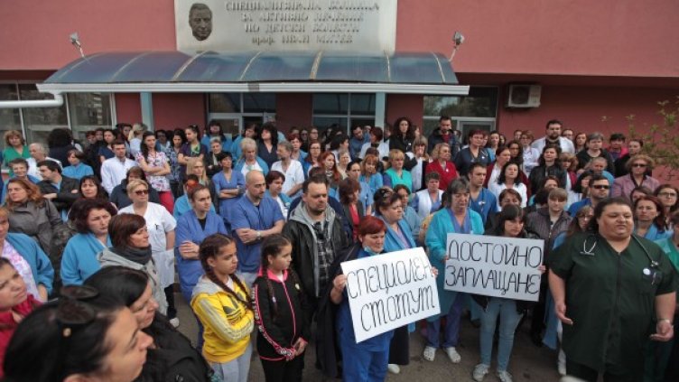 Педиатри на протест заради лимитите за лечението на децата 