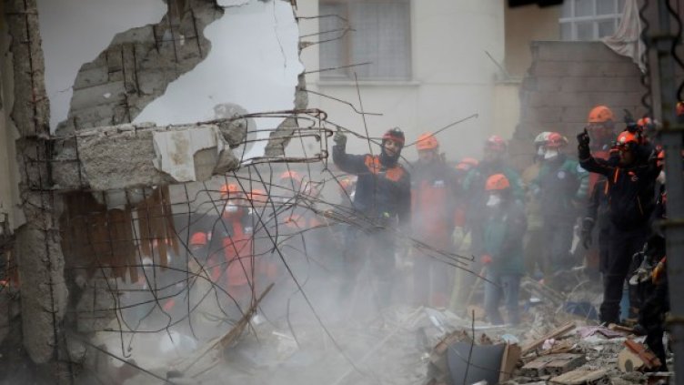 Сграда се срути в Истанбул след рухване на подпорна стена 