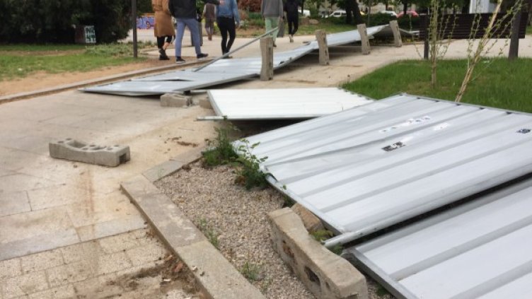 Оградите на градинката пред Ректората &ndash; долу!