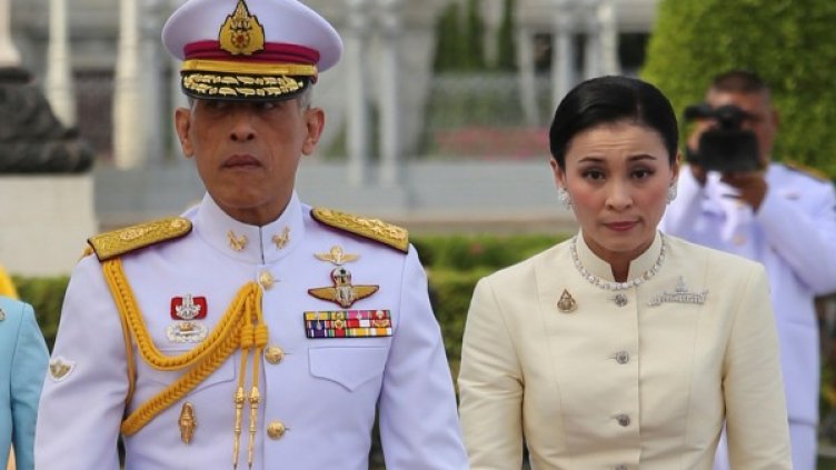 Крал Маха Ваджиралонгкорн и кралица Сутида. Снимка: Reuters