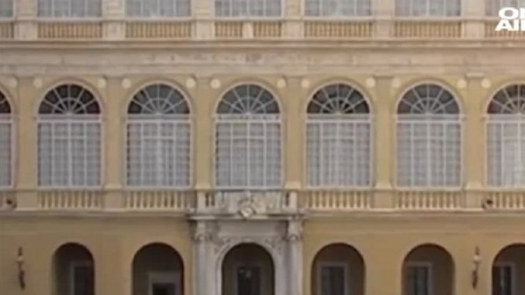 Животът на папата - апартамент от 50 кв.м, хапване в столова