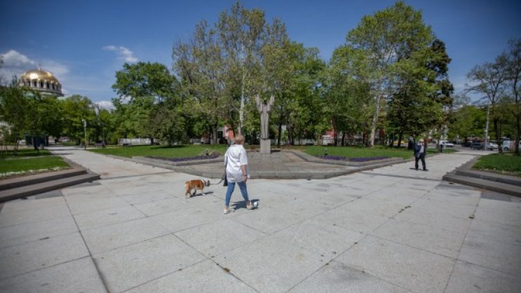 Заради папата ли, заради парада ли... градинката до НС вече е достъпна