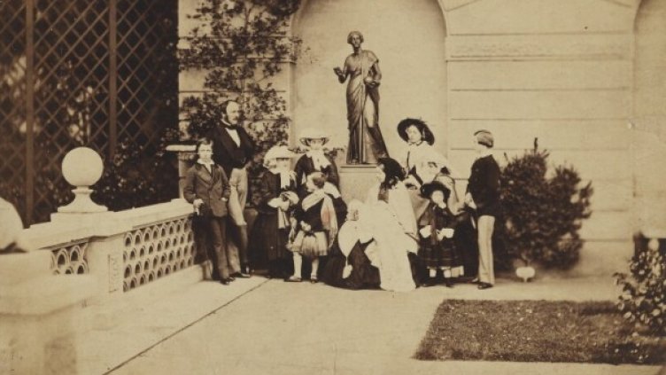 Кралица Виктория заедно със съпруга си принц Алберт и 9-е им деца в Осбърн Хаус. В ръцете на Виктория е принцеса Беатрис. Снимка: npg.org.uk