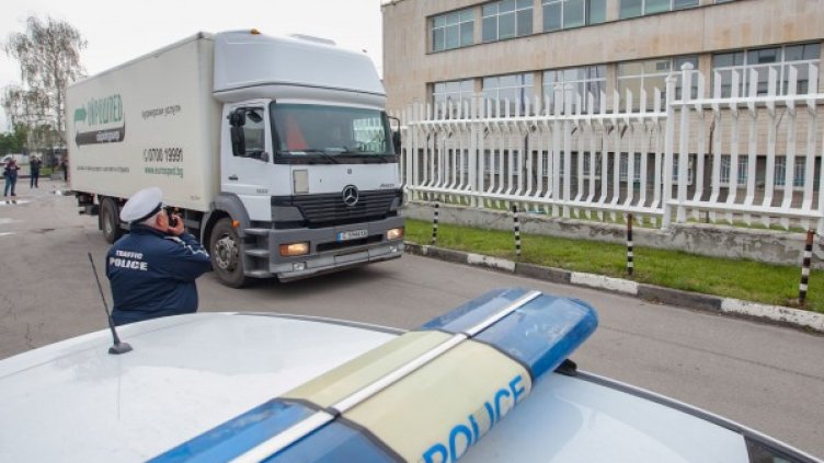 С много полиция, бюлетините поеха на път