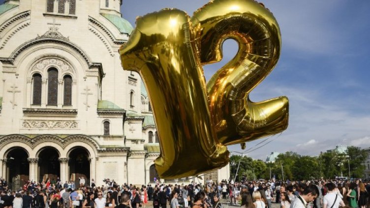 Абитуриентите на ход: Без оркестри и гюбеци пред "Александър Невски"