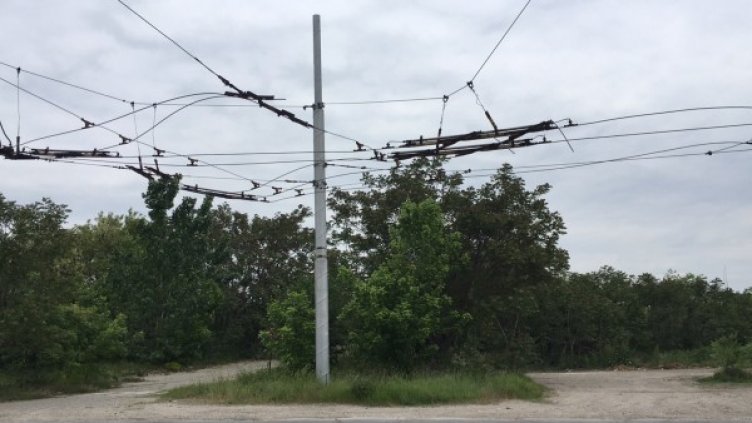 В части от Пловдив контактната мрежа за съществувалите тролейбуси още стои. Снимка: Helpbook