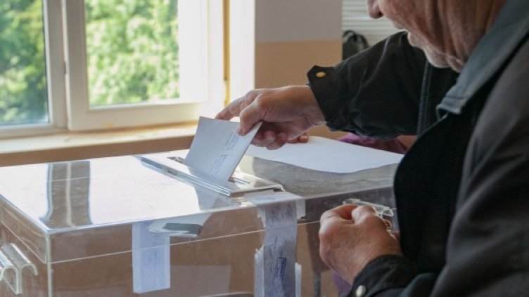 Цяла нощ членове на СИК във Врачанско чакат реда си