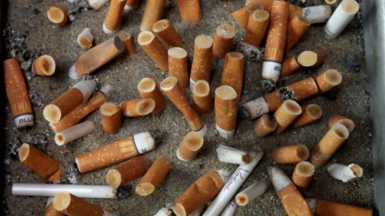 От цигара в самолета до пълна забрана: Дебатът за цигарения дим