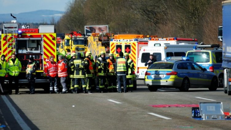 Хит: Гневен германски полицай с тирада срещу зяпачи с камера