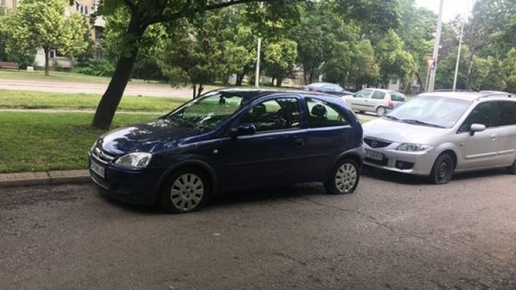 Цялата редица коли е със спукани гуми. Снимка: Виктор Георгиев