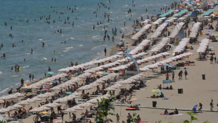 Жега e! Стотици препълниха плажа в Бургас