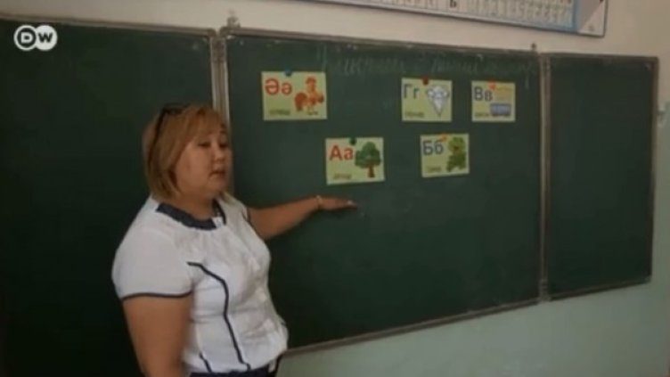 В търсене на идентичността си: Казахстан къса с кирилицата 