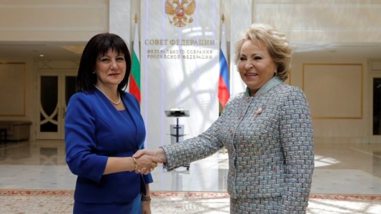 Снимка: Цвета Караянчева и Валентина Матвиенко. Пресцентър на НС