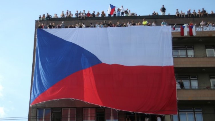 Бабиш оцеля въпреки протестите. Снимка: Reuters