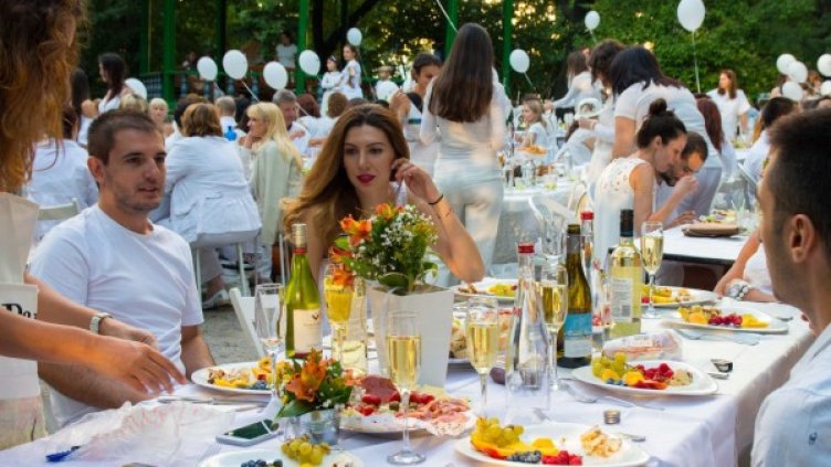 Снимка: White dinner