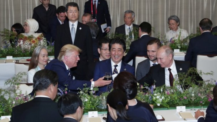 От мерки за сигурност ли? Путин си донесе чаша на срещата на Г-20