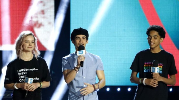 Камерън (в средата) през април 2019 г. Снимка: Reuters