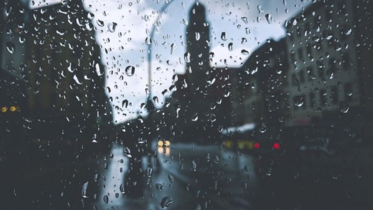 Чадърът под ръка и днес, ще бъде хладно с валежи