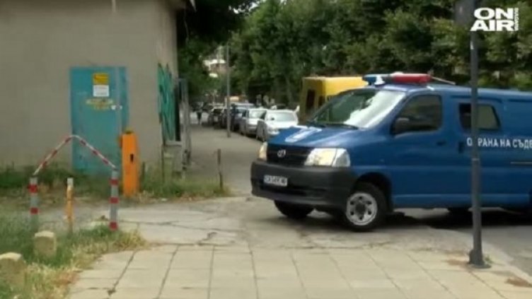 Шведът, който открадна такси, остава в ареста