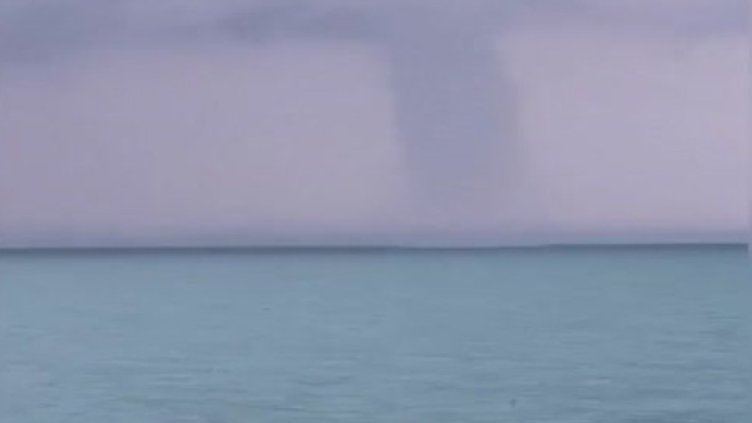 Водно торнадо изненада туристи в швейцарско езеро