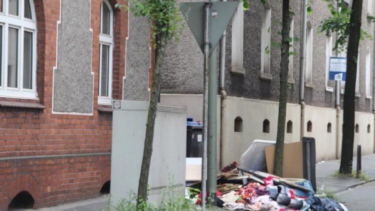Улици, тънещи в боклуци - обичайна гледка в квартал Марксло в Дуисбург. Снимка: Дойче веле