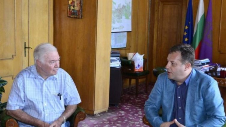 Едмънд Бек /ляво/ и кметът на Велико Търново. Снимка: БНР