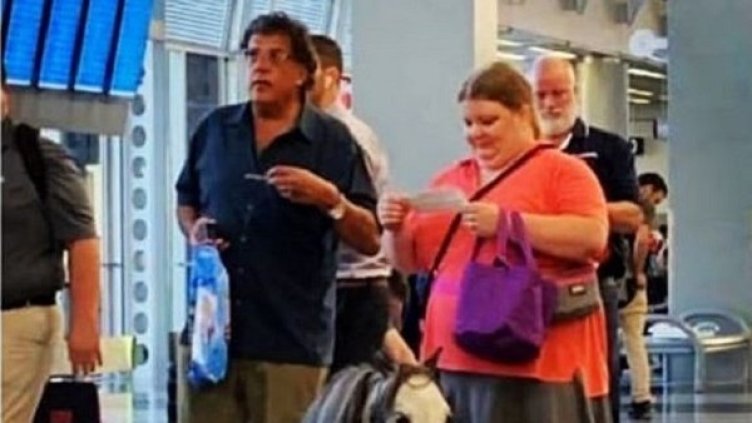 Флърти - миниатюрният кон,  на полет от Омаха до Чикаго