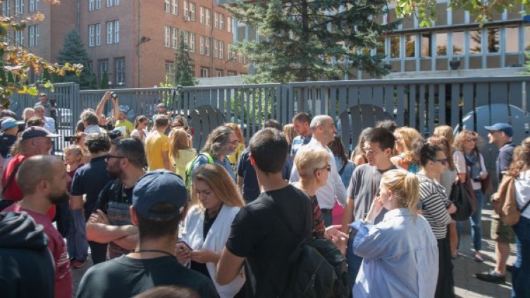 Журналисти протестираха пред БНР в подкрепа на Силвия Великова