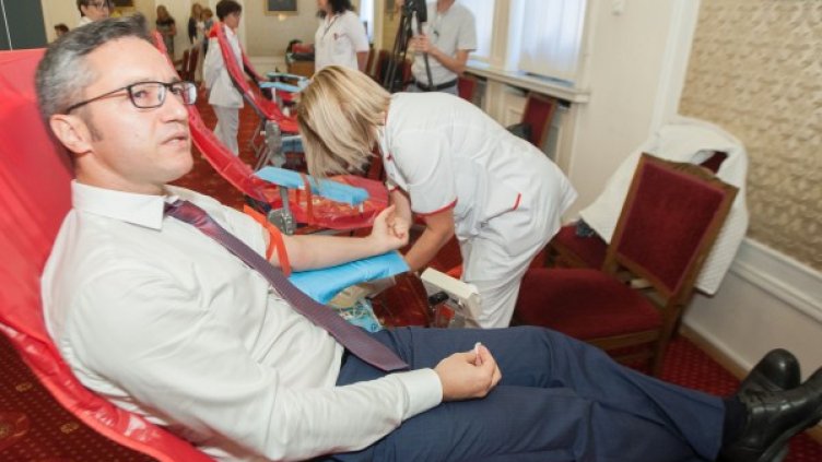 Депутати и служители в НС даряват безвъзмездно кръв