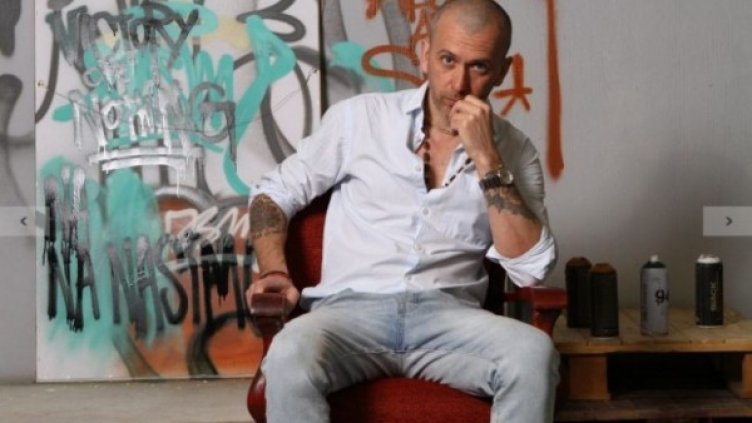 Nasimo рисува на живо детството си в картини 