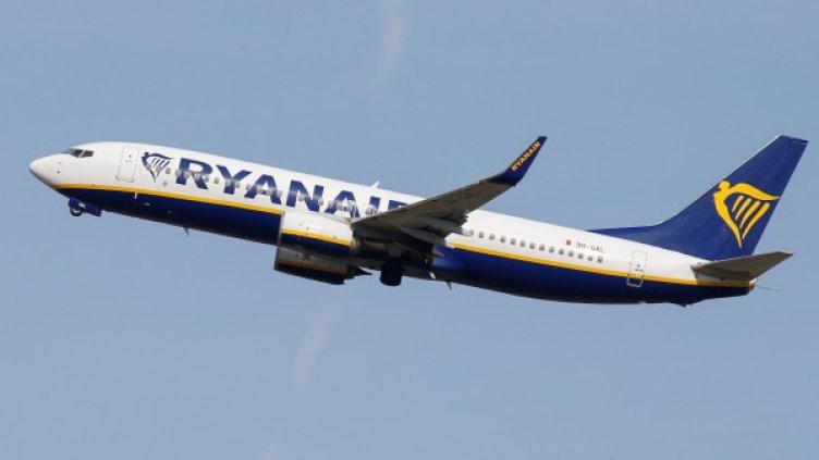 Жега, часове закъснение: Туристи в капана на полет на Ryanair 