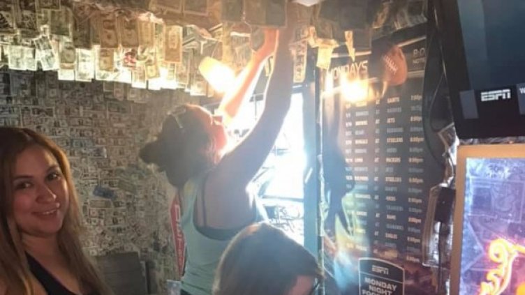 $14 000, свалени от стените: Дарението на един бар за жертвите на "Дориан"