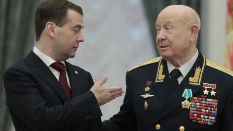 Алексей Леонов с Дмитрий Медведев. Снимка: архив, Reuters