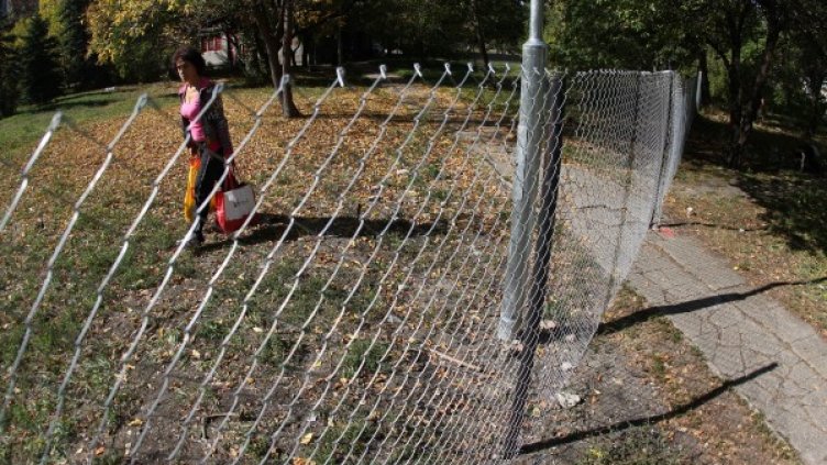 Собственик на имот в "Младост" блокира пътя за пазара и метрото